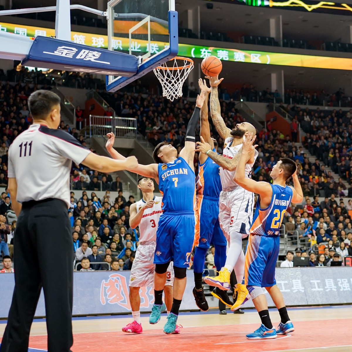 迪马济奥：米兰未来几周与迈尼昂谈续约，并将乌戈列为其替身（迪马济奥：米兰近期将与迈尼昂开启续约谈判，乌戈被视为潜在替代者）