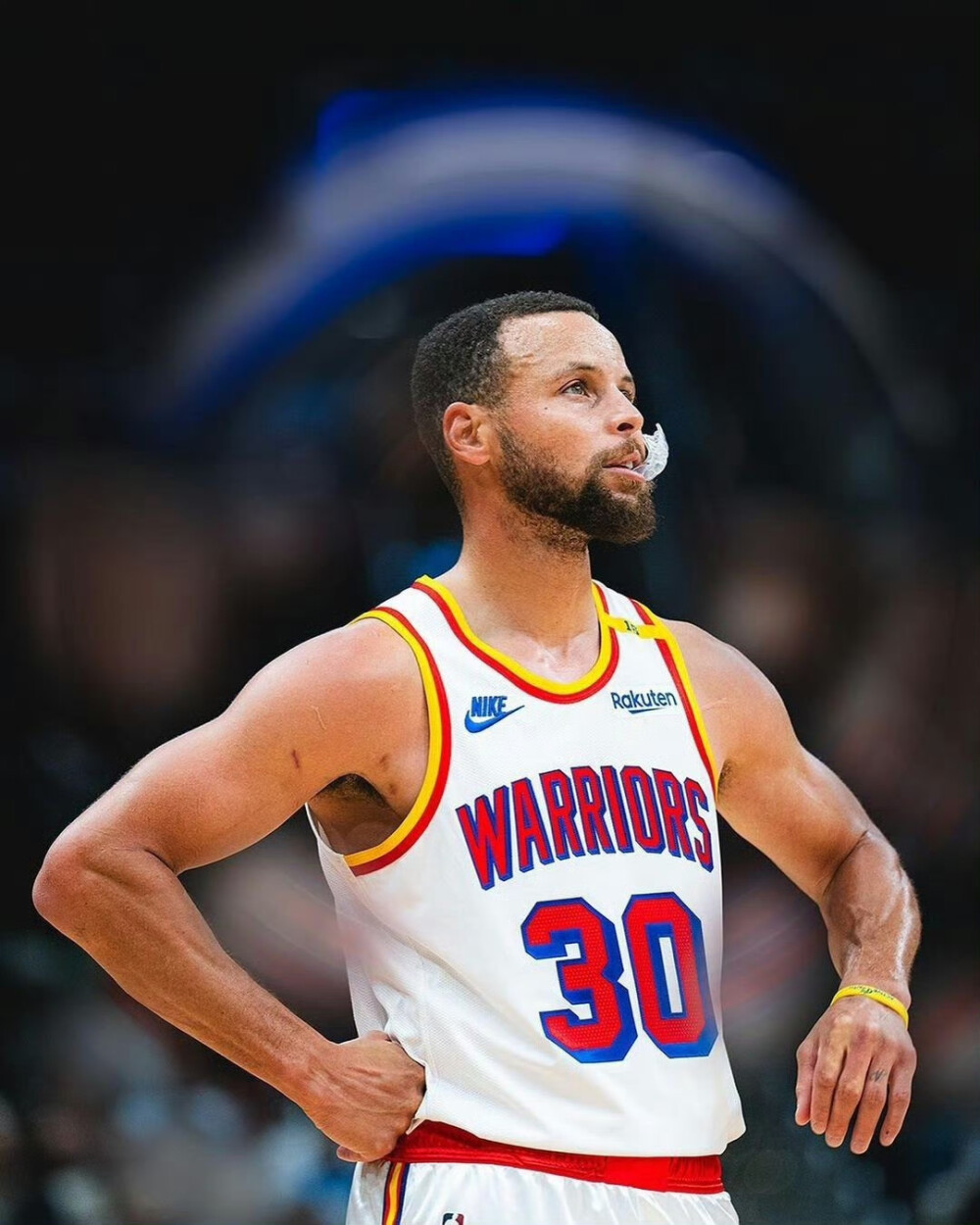 篮球湖人球星时隔两周复出，全场掌声雷动（湖人巨星两周后回归，主场掌声如雷）