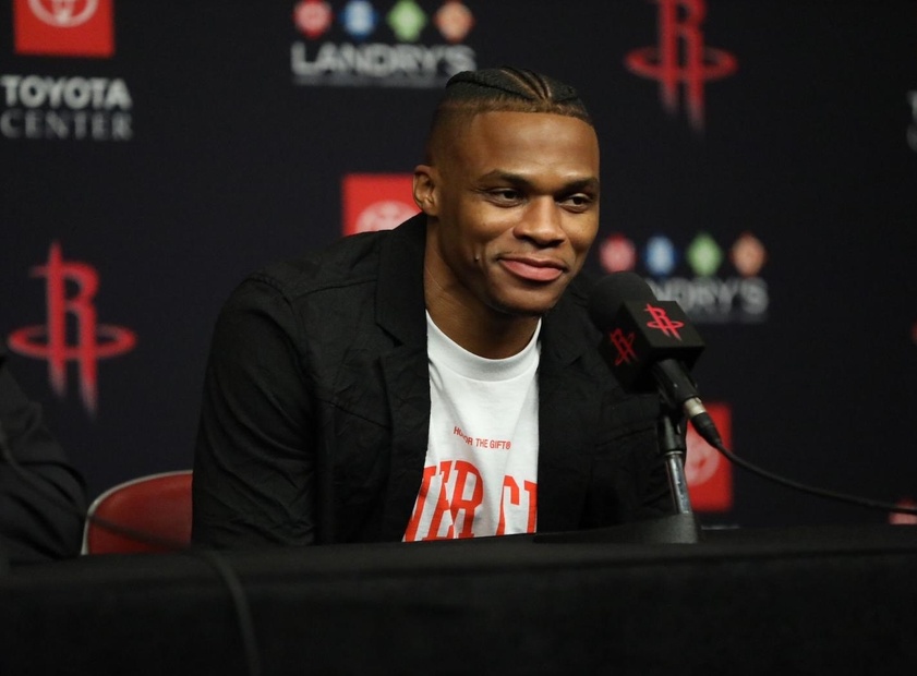 图片报：诺伊尔调整了训练流程，乌尔比希也激励着他继续（图片报：诺伊尔更新训练计划，乌尔比希持续为其打气）