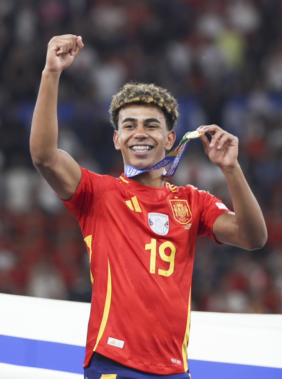 曼城与切尔西本轮积分榜争夺激烈（本轮曼城与切尔西积分榜之争白热化）