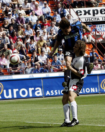 斯潘塞末节12分险些导演惊天逆转，梅尔顿复出首秀亮眼（斯潘塞末节轰12分险上演大逆转，梅尔顿复出首秀抢眼）