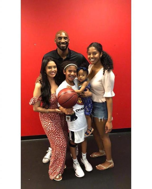 半场：尤文1-0紫百合，科斯蒂奇世界波，DV9造点被取消+失单刀（半场：尤文1-0领先紫百合，科斯蒂奇远射建功，DV9点球被取消且单刀不进）