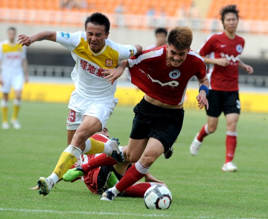 记者守候利物浦基地等待萨拉赫，斯洛特或派其出战国米（记者蹲守利物浦基地等萨拉赫，斯洛特或将让其出战国米）