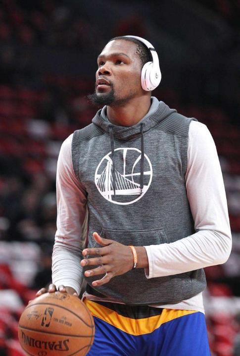 掘金约基奇豪取三双末节爆发（掘金核心约基奇轰三双 末节统治全场）